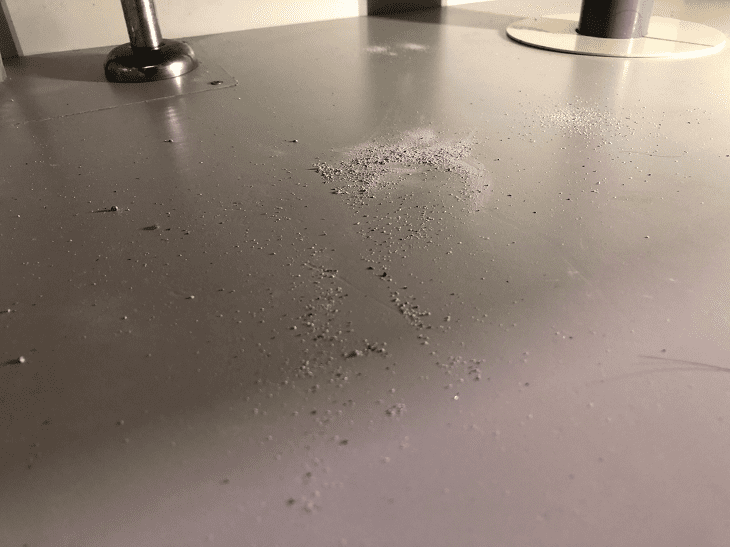 白い粉が床に落ちた写真20230317-03